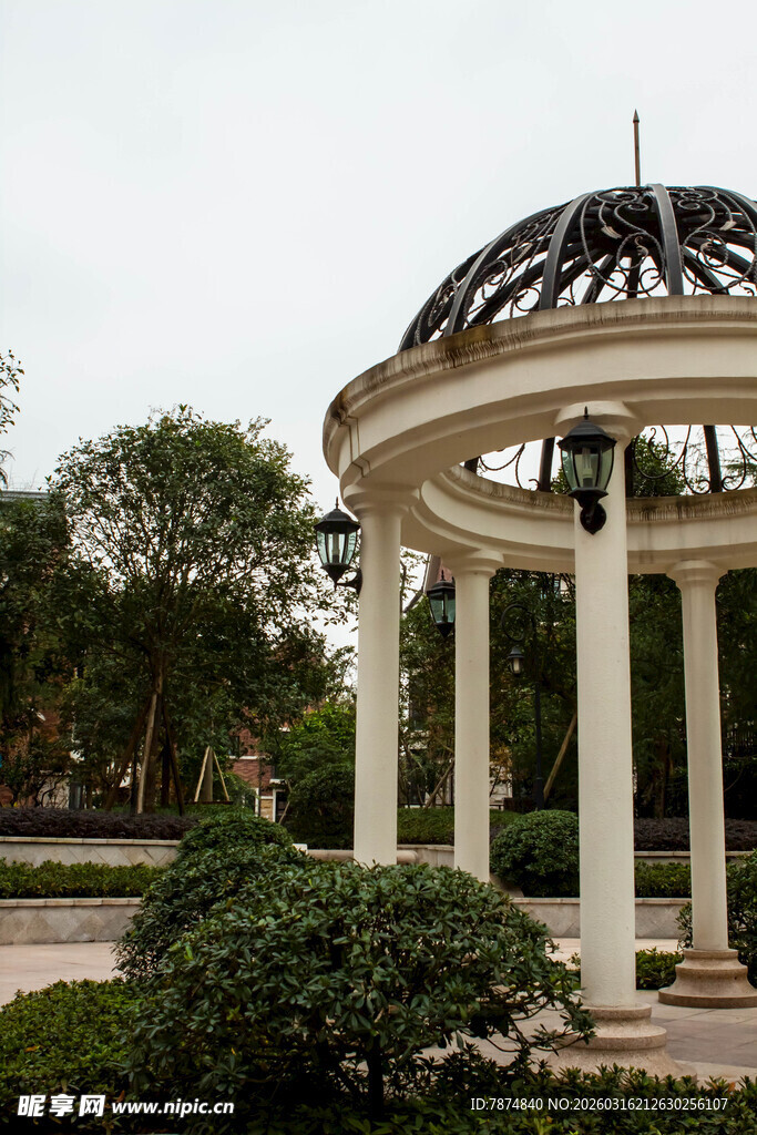 园林中的白色圆顶凉亭