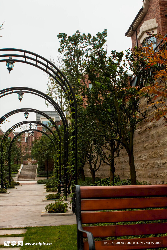拱形长廊下的休憩长椅