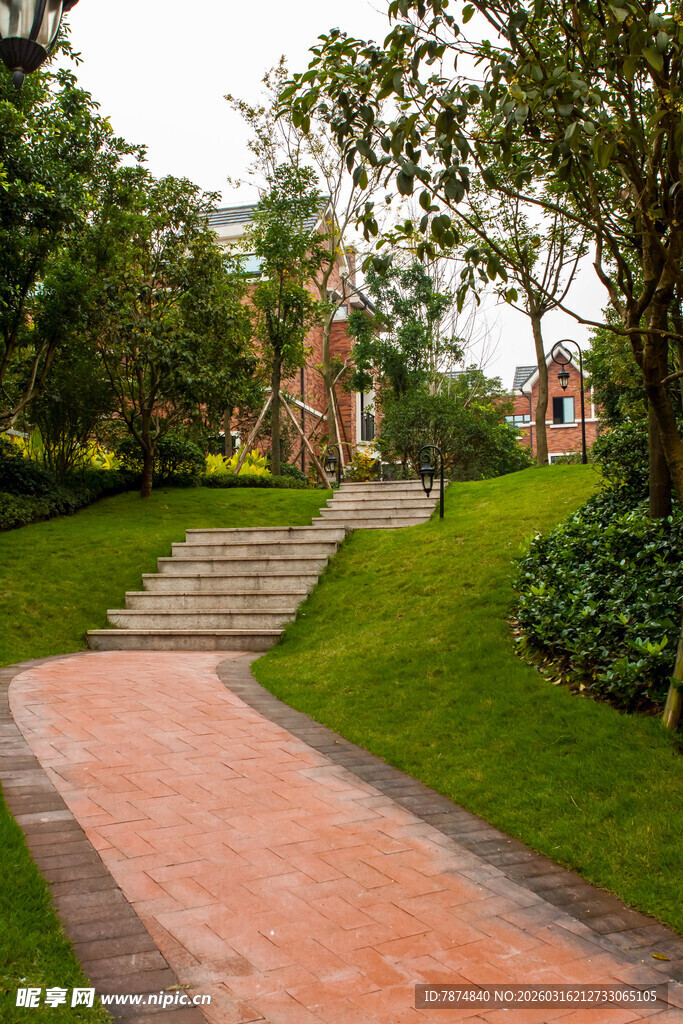 公园中的优美砖石步道