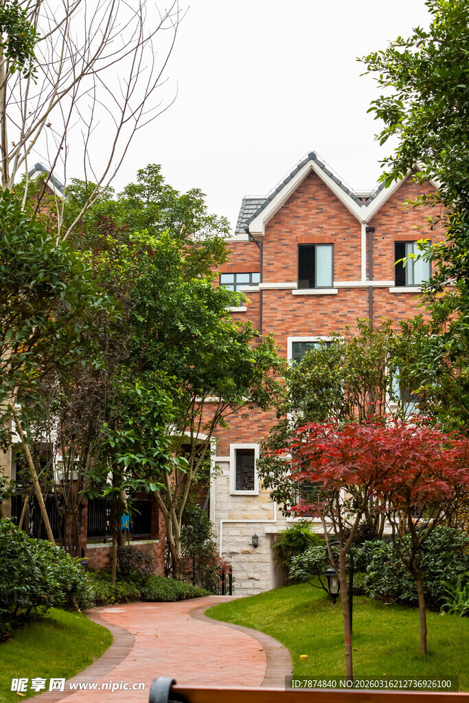 红砖别墅的静谧园林风光