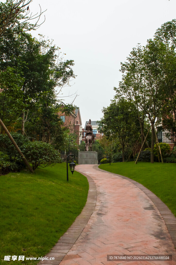 蜿蜒小径 绿意盎然的景致