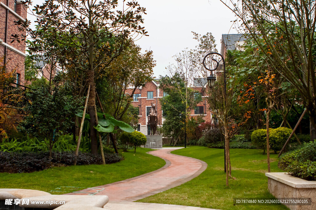 小区内的优美园林小径