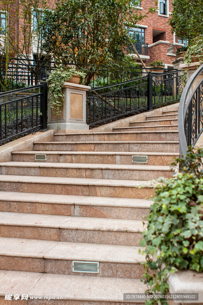 户外木质台阶绿植景观