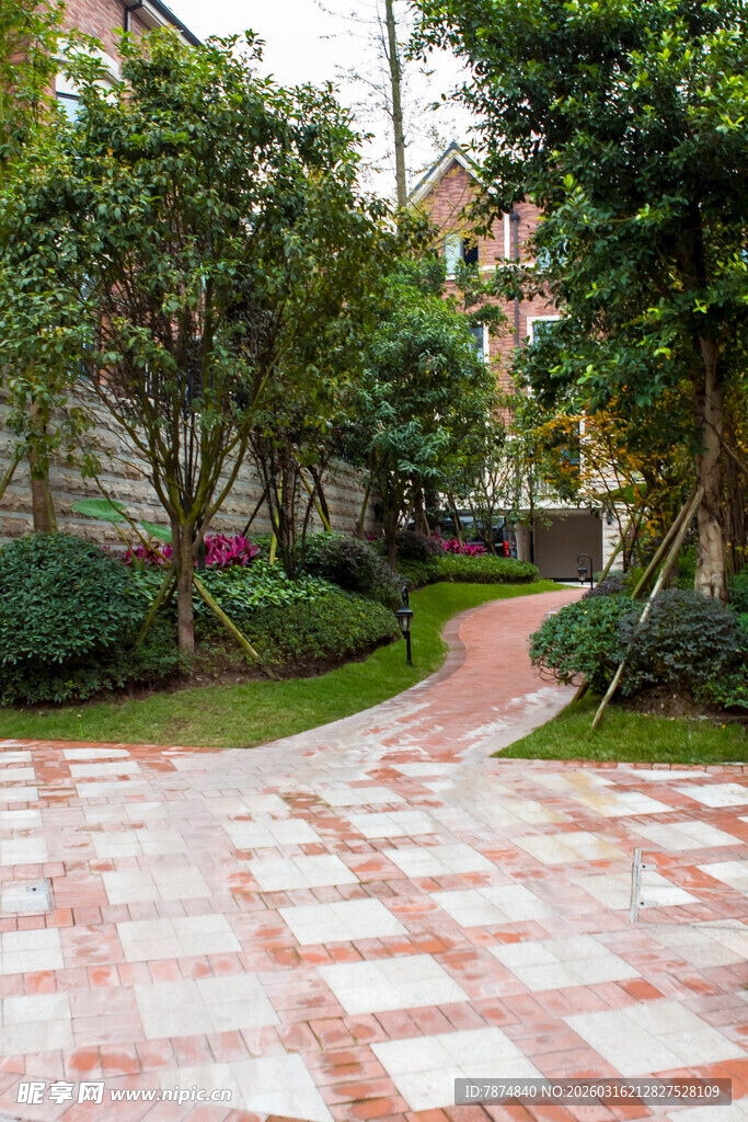 小区内的优美花园小径
