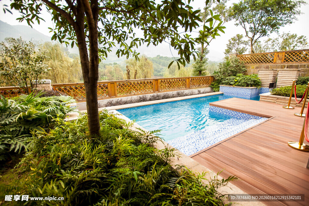 庭院中的清凉游泳池
