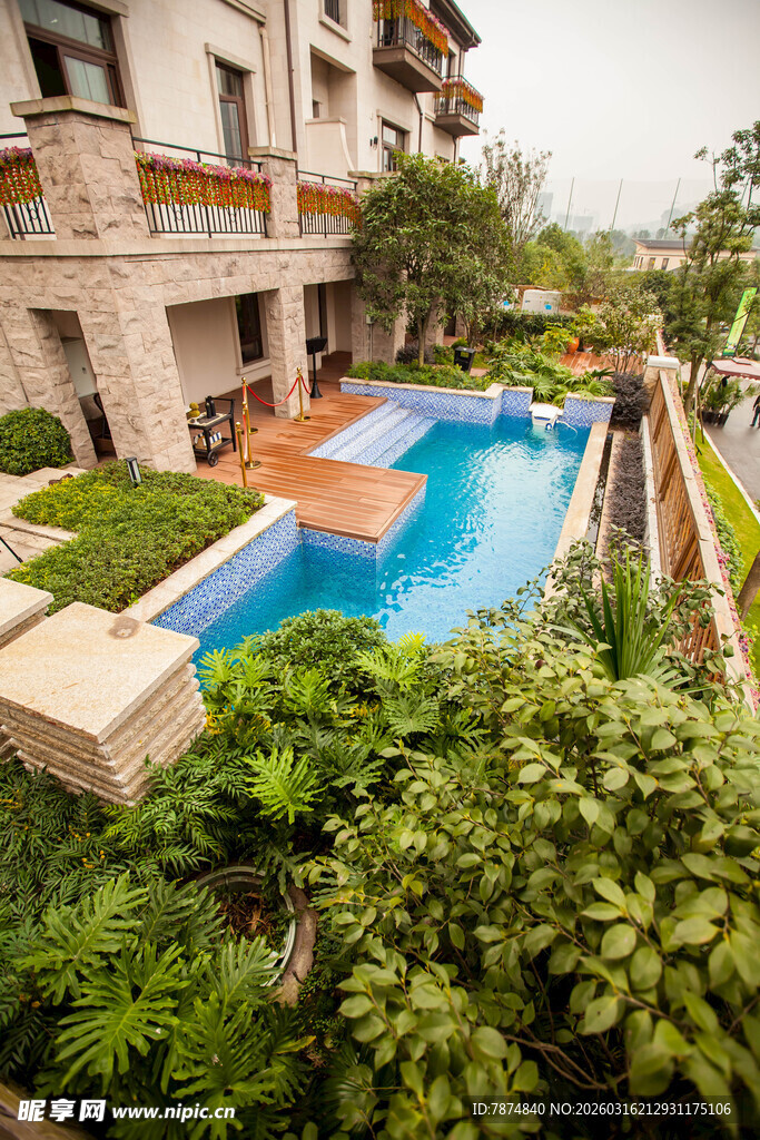 小区景观泳池与绿植环绕