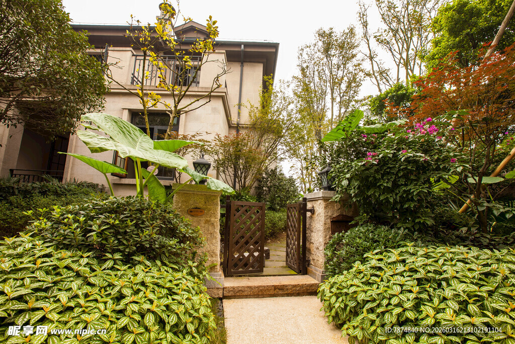 精致花园环绕的欧式别墅