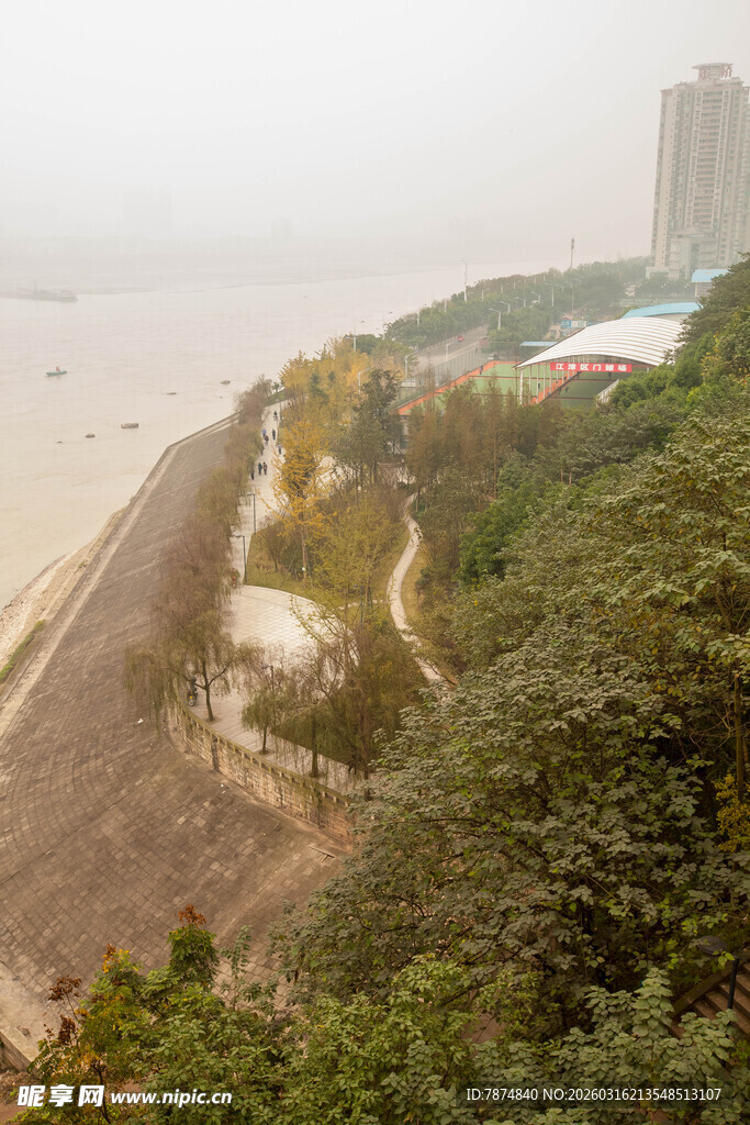 江边绿植景观俯瞰