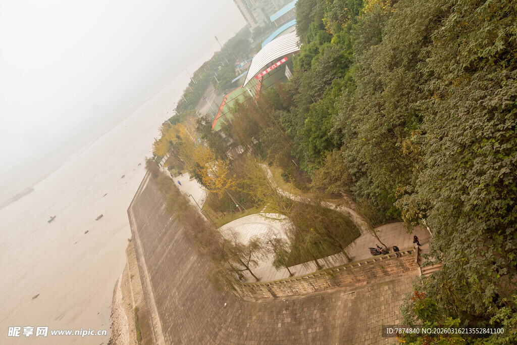 悬崖边的隐秘建筑景观