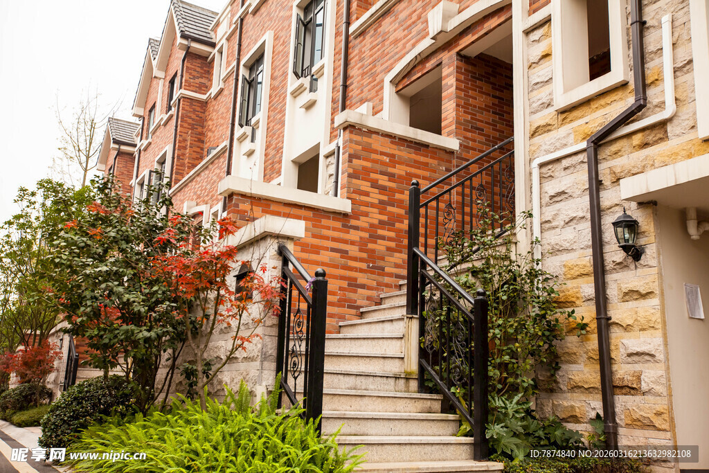 精致红砖住宅 绿植环绕