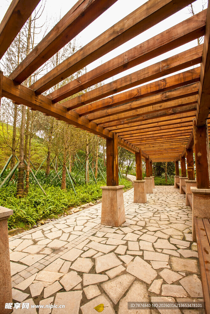 木质廊架下的石砌小径
