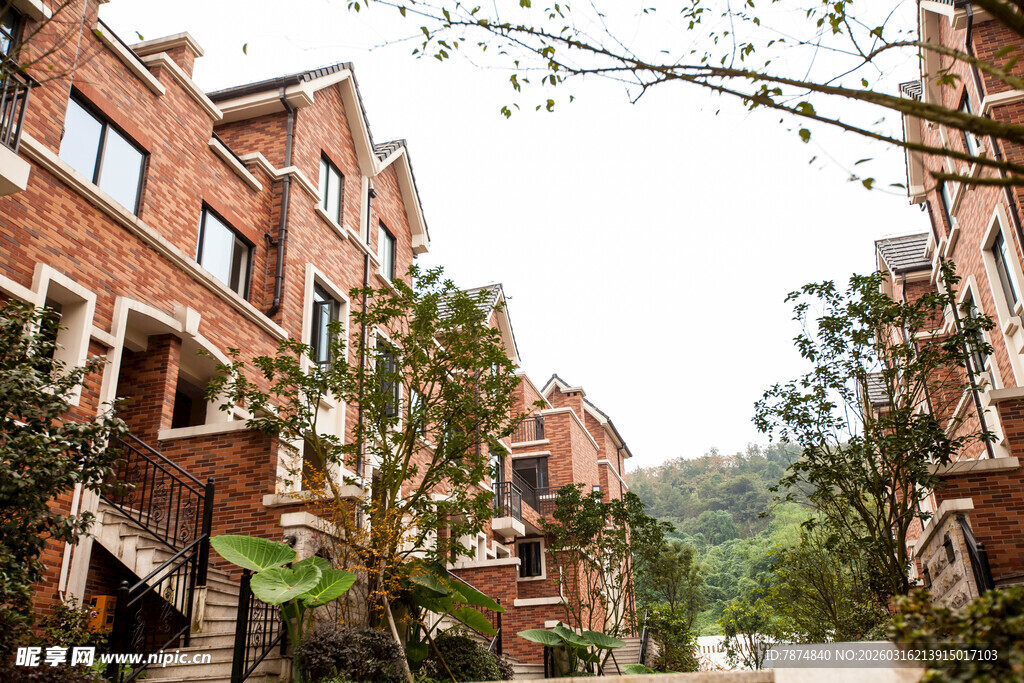 红砖联排别墅 绿植环绕