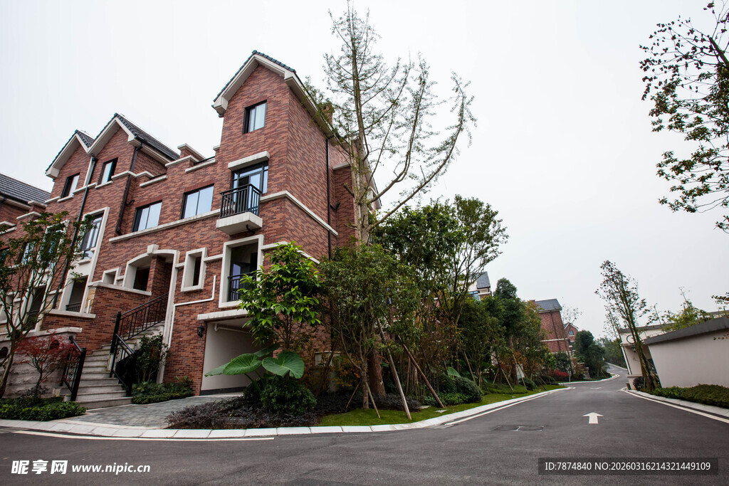 红砖别墅周边绿化景致