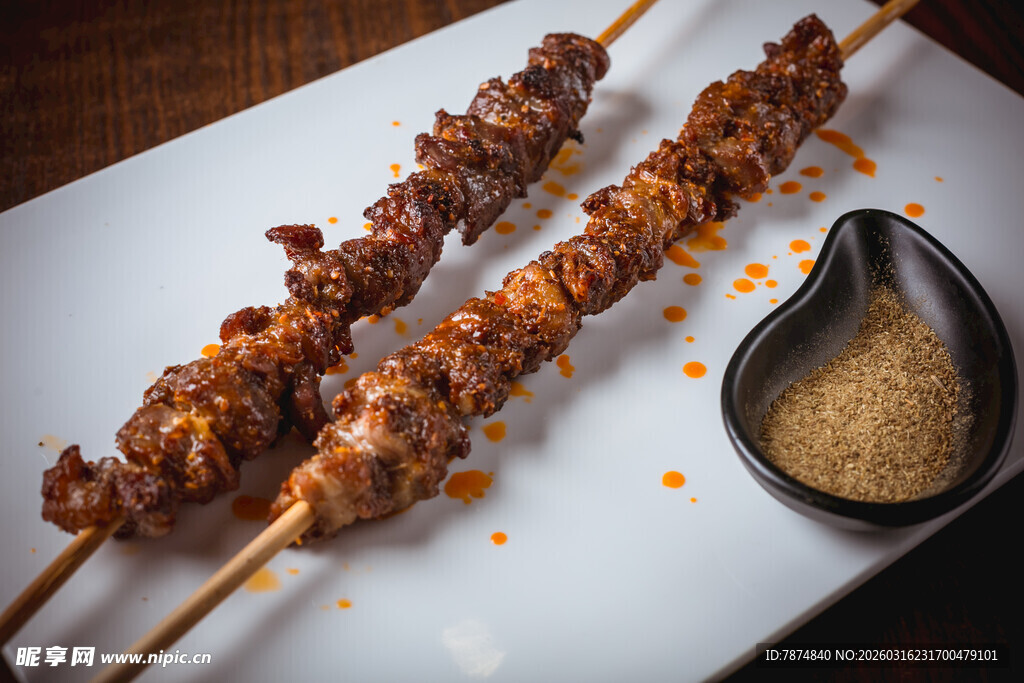 美味烤肉串配特色蘸料