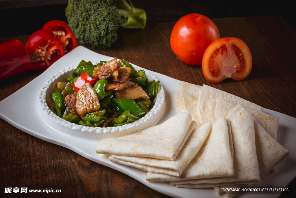 美味鸡肉沙拉配玉米饼