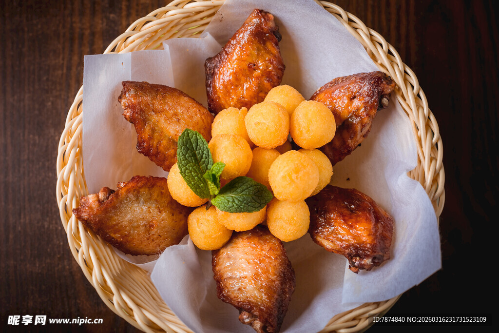 香炸鸡翅配小番茄摆盘