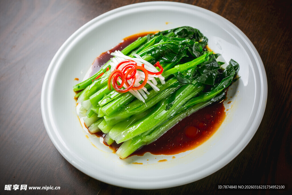 白盘上的清炒青菜