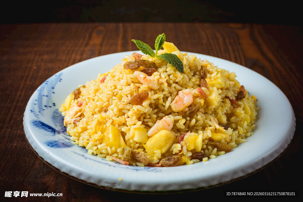 美味鸡肉炒饭摆于盘中