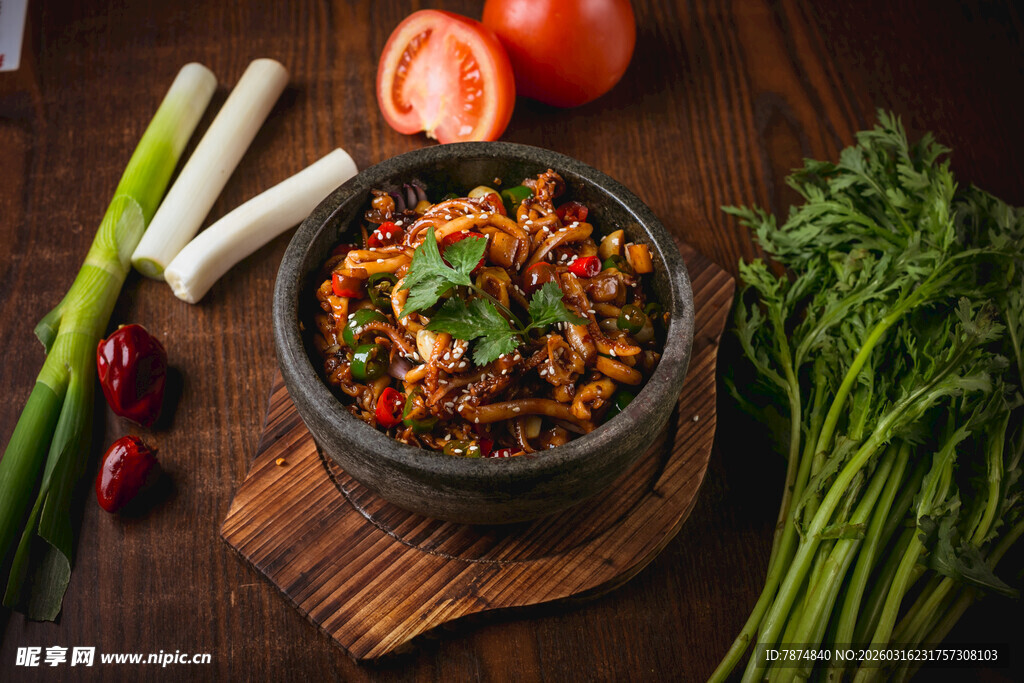 木碗中的美味蔬菜沙拉