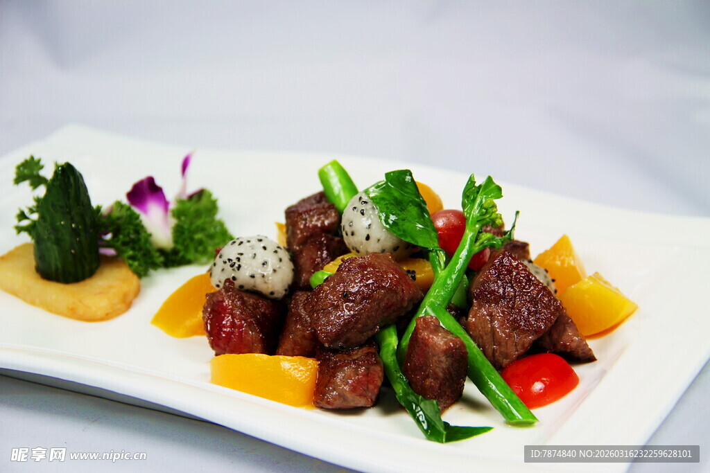 美味摆盘的多彩牛肉菜肴