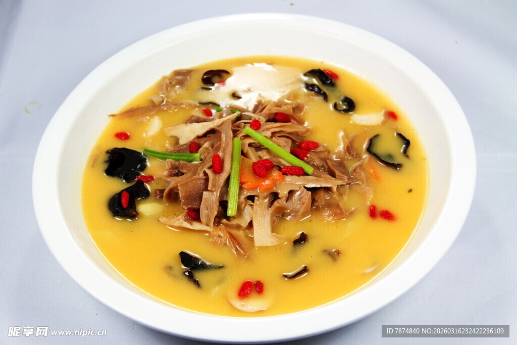 金汤什锦菌菇煲