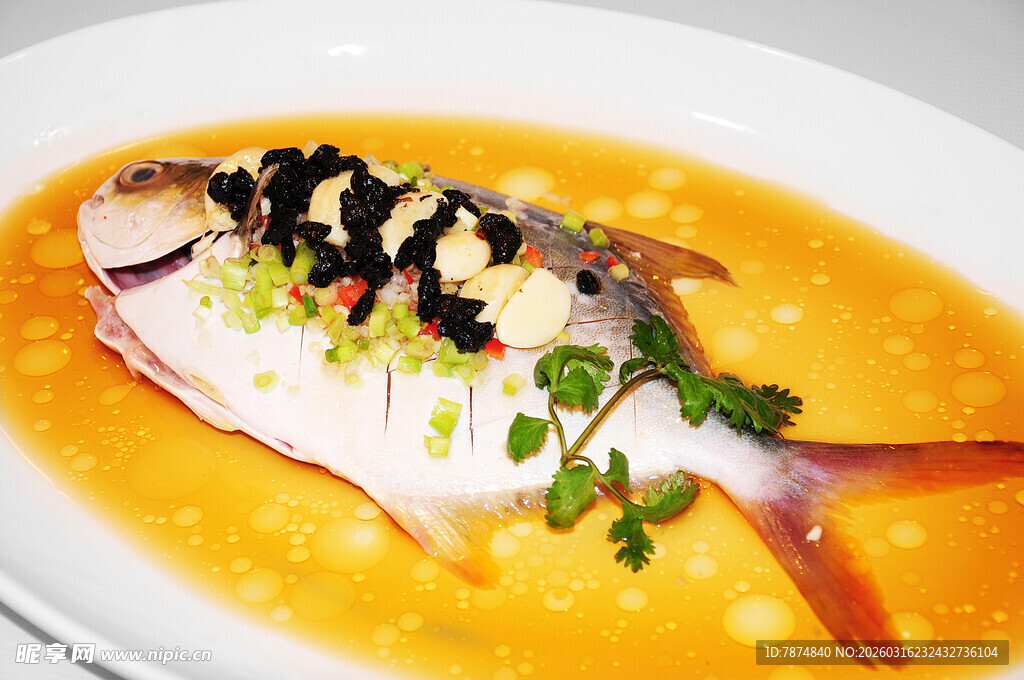 金汤装饰的美味鲜鱼