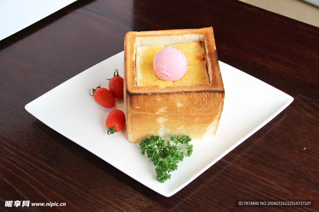 方形吐司配流心蛋装饰