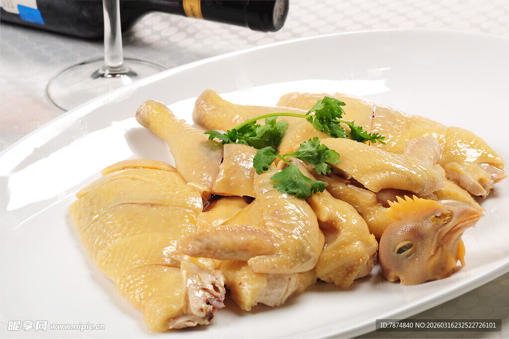 美味白切鸡摆于盘中