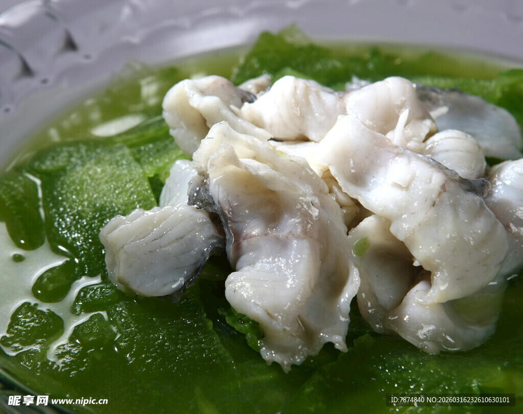 鲜嫩鱼片配绿色蔬菜