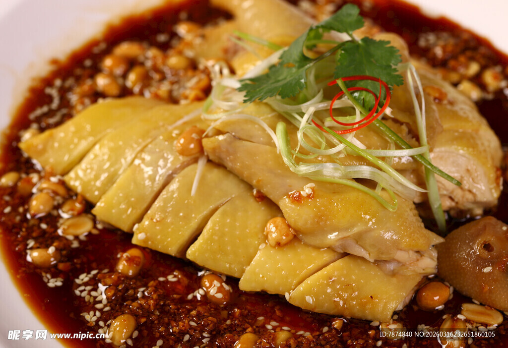 红油淋身的美味白切鸡