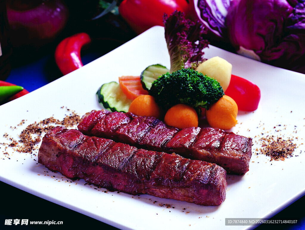 美味煎牛排配多彩蔬菜