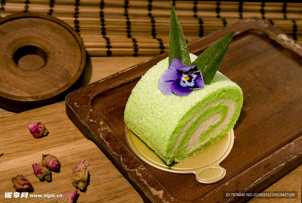 抹茶卷配紫花精致甜点