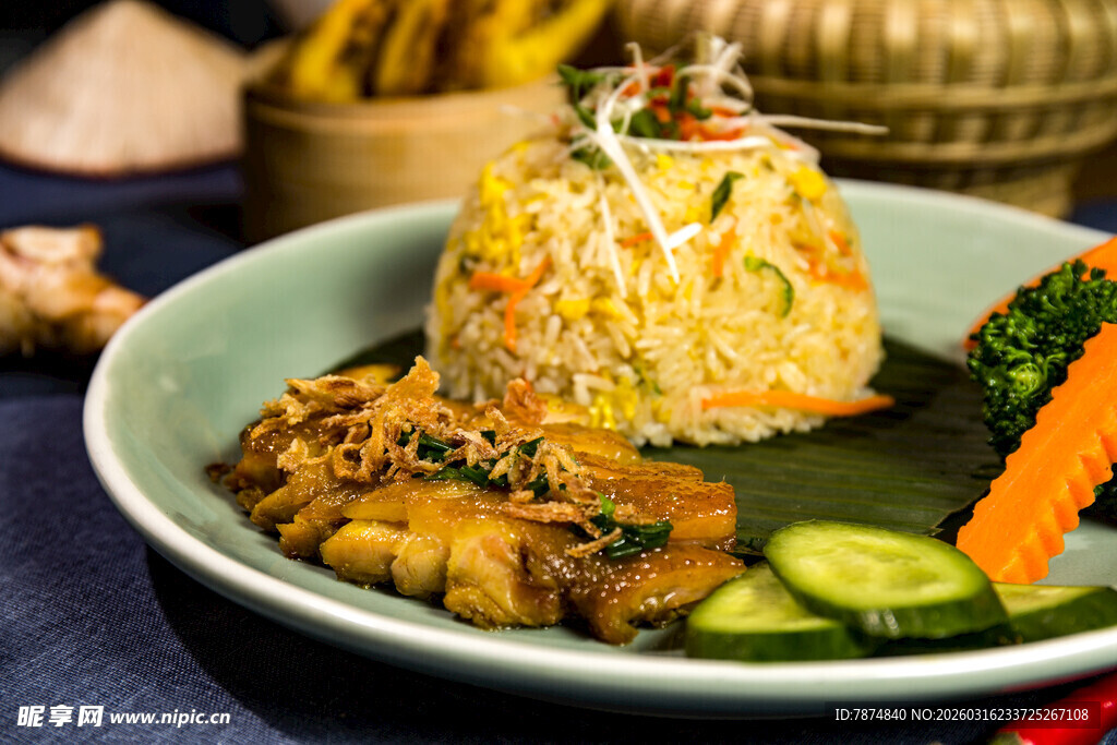 美味海鲜炒饭配多样配菜