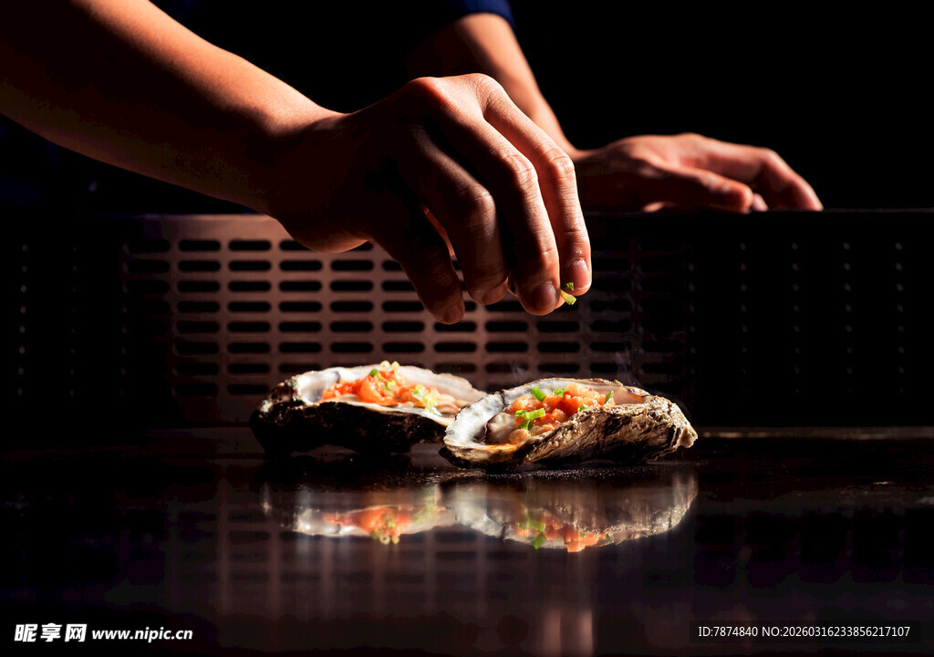 双手制作美味寿司画面