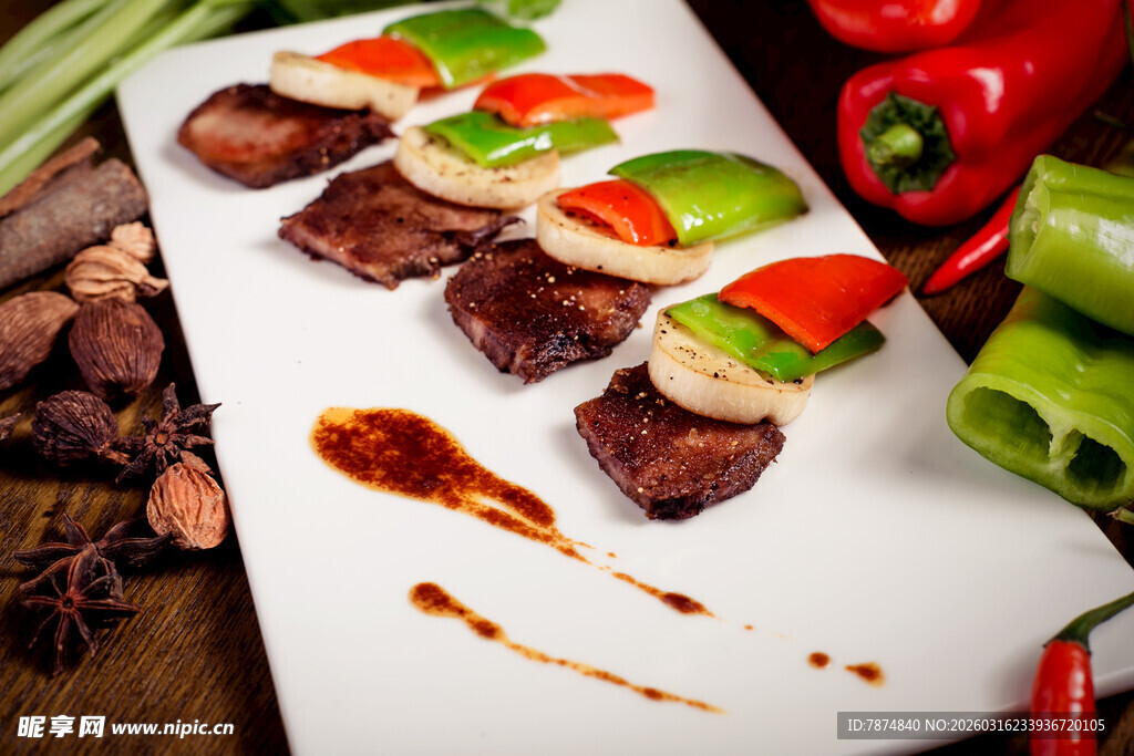 香煎牛排配彩椒等佐料