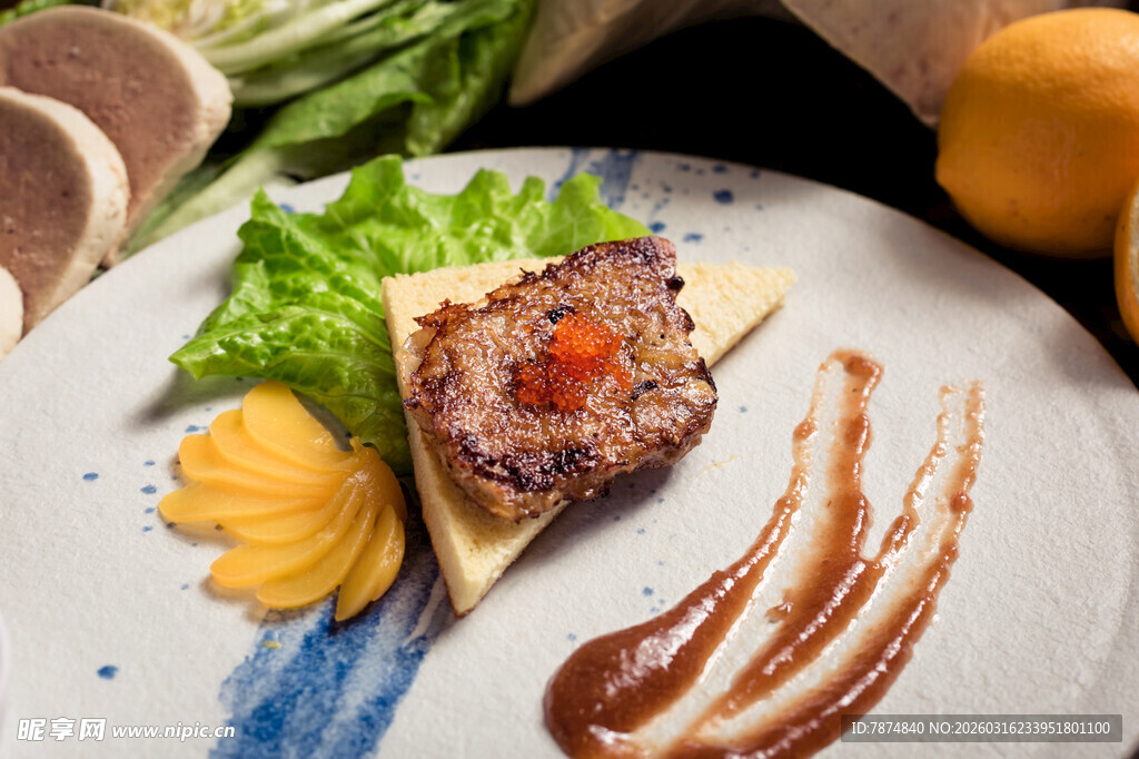 精致摆盘的美味牛排料理