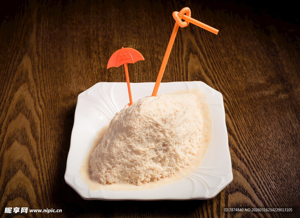 盘中沙滩造型的美味小吃