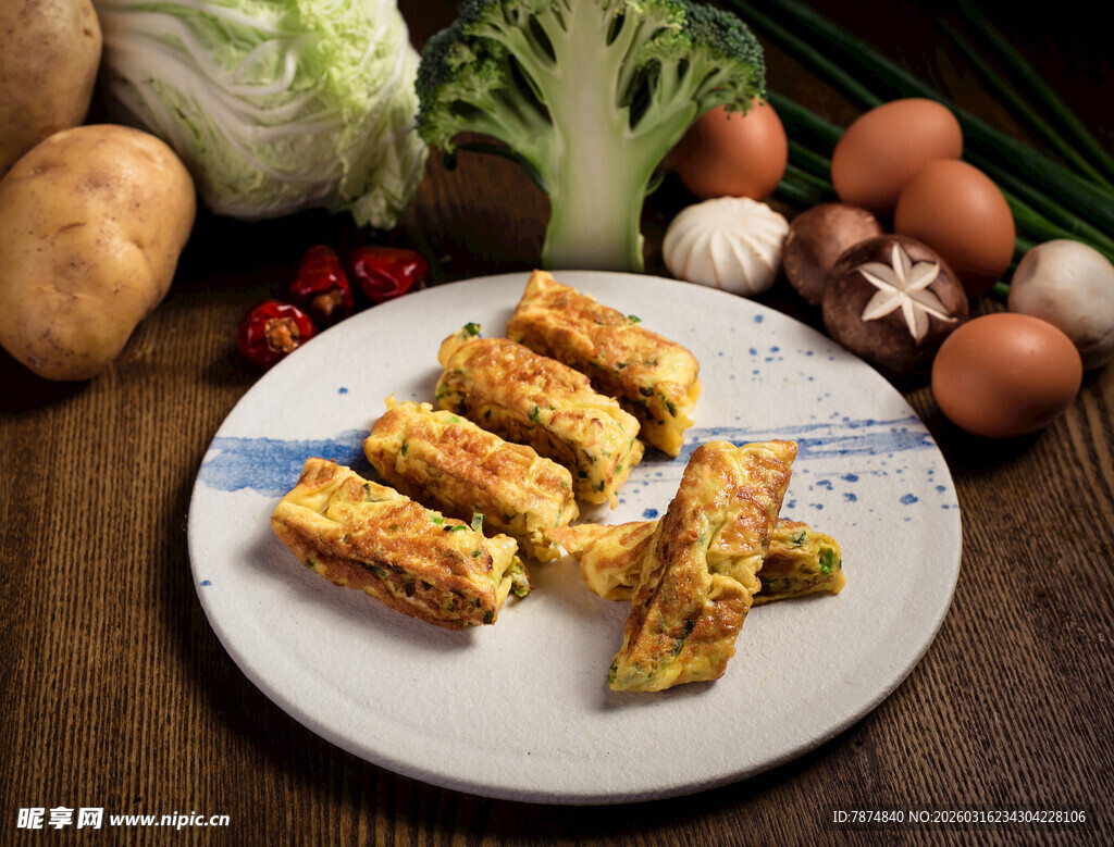 美味炸物拼盘摆于盘中