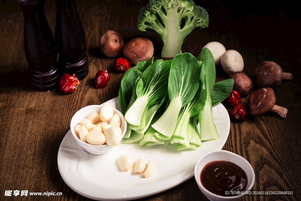 新鲜蔬菜拼盘配蘸料