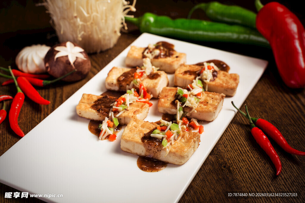 香煎豆腐摆于盘中