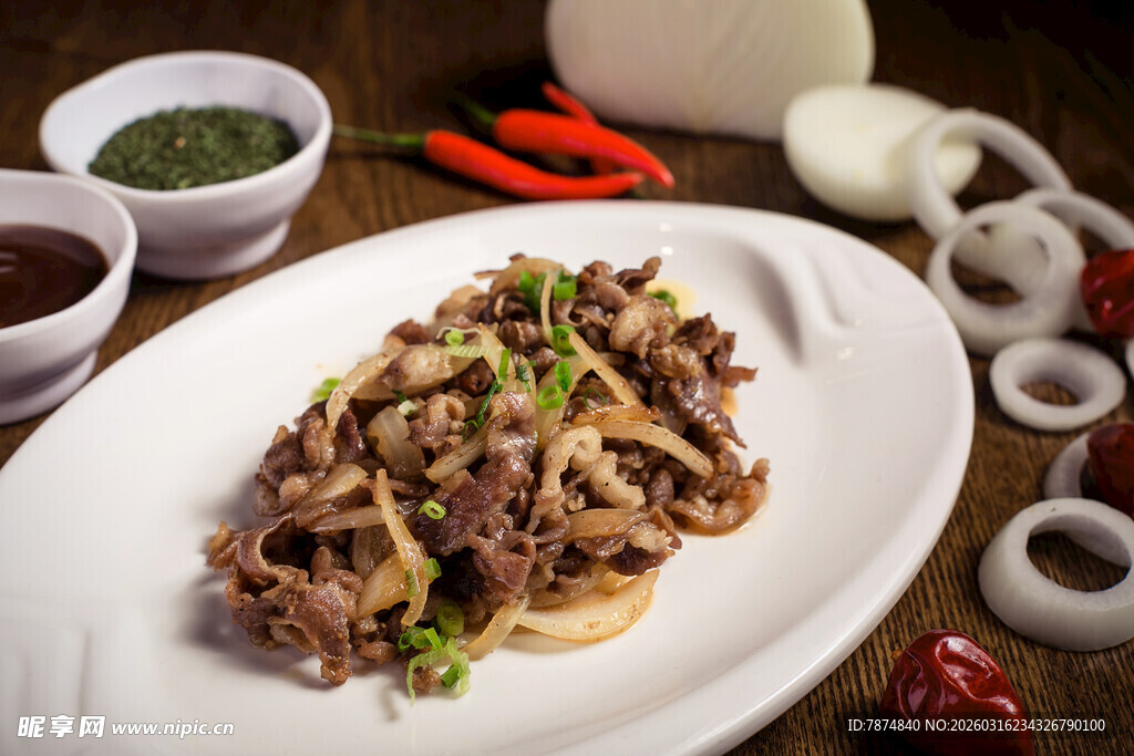 美味炒牛肉丝搭配多样佐料