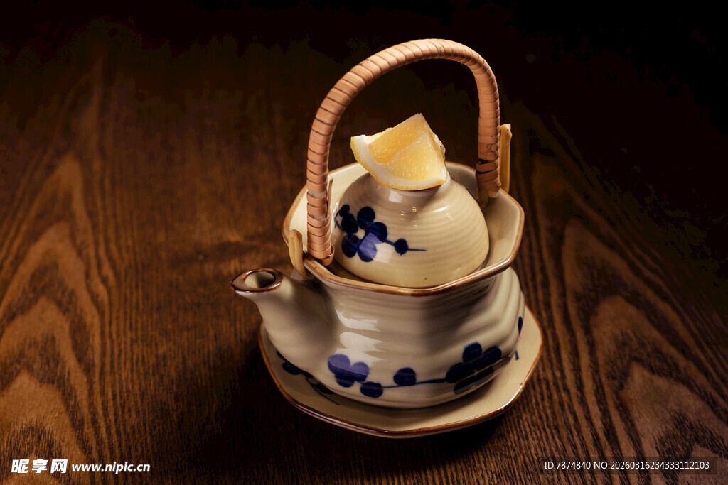 复古蓝白瓷茶具与小篮