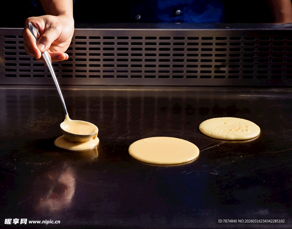 厨师制作煎饼美食瞬间