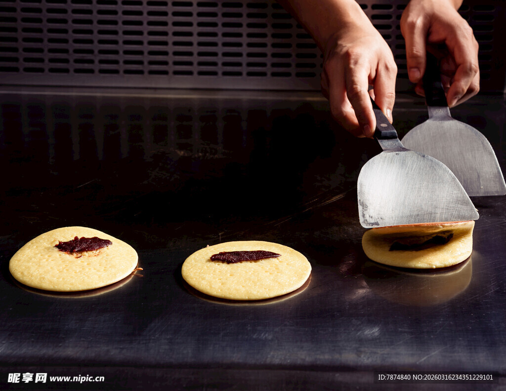 制作美味煎饼的精彩瞬间