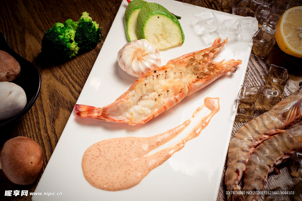 美味龙虾配牛油果与蘸酱