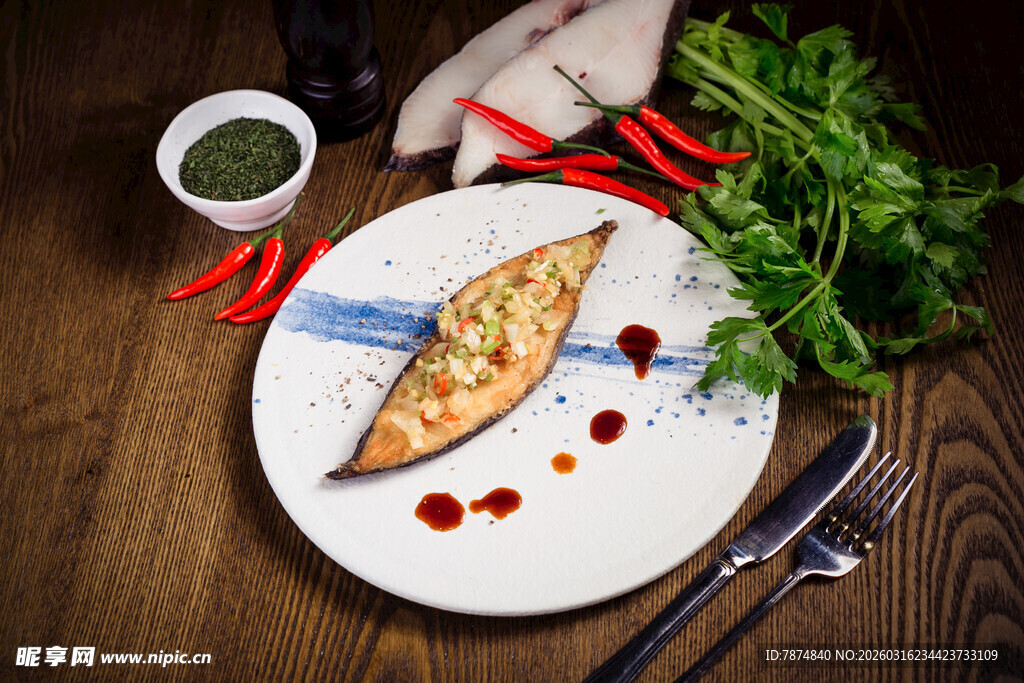 美味披萨摆于精致餐盘上