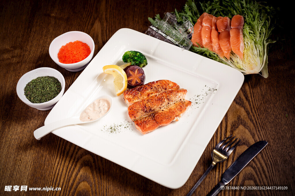 精致三文鱼刺身摆盘