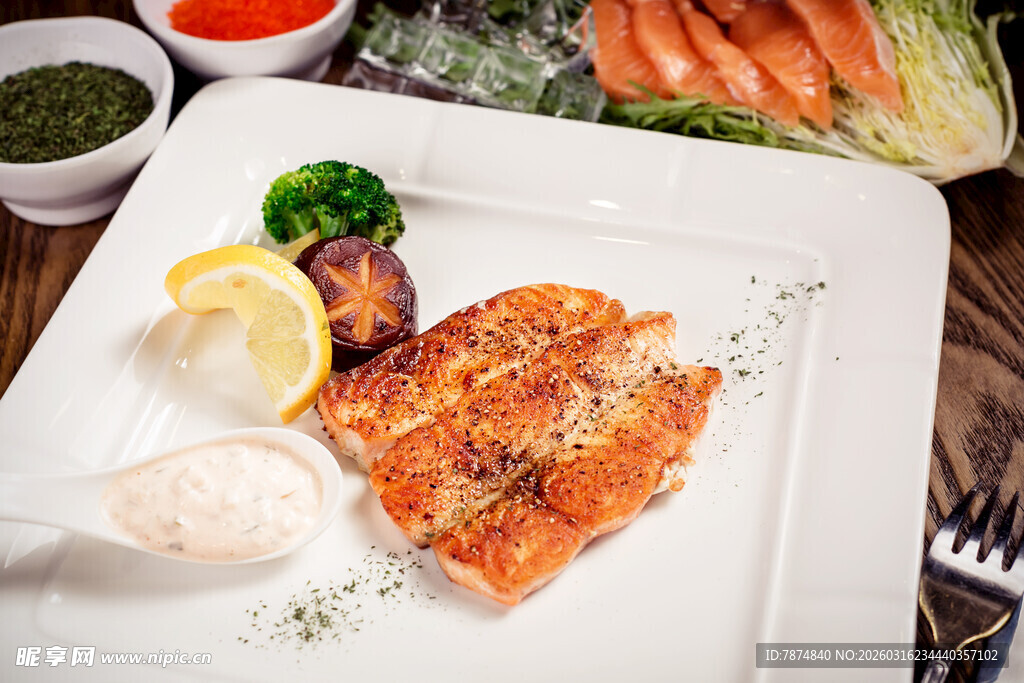 香煎三文鱼配多样佐料