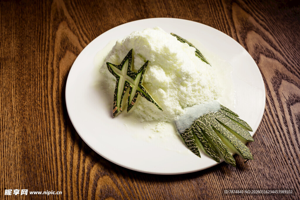 白盘上的米饭与翠绿蔬菜