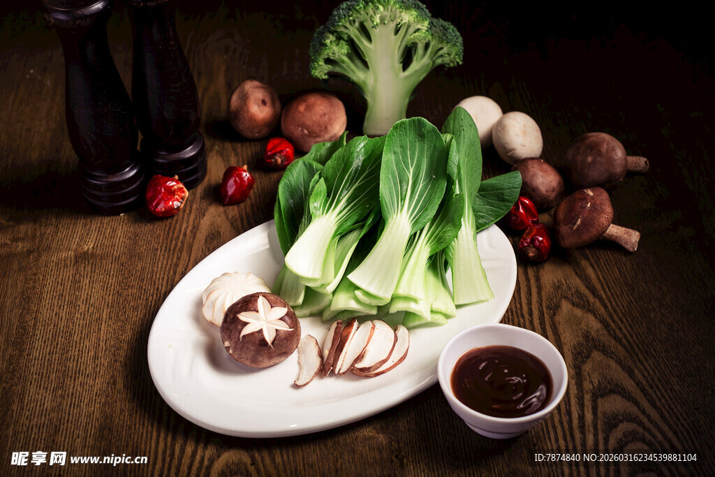 新鲜蔬菜拼盘配蘸料